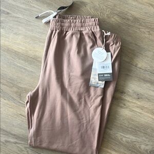 Vuori Boyfriend Jogger in Gold Heather